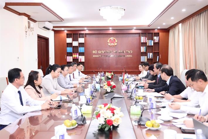 Bộ trưởng Bộ Giáo dục và Đào tạo Nguyễn Kim Sơn tiếp Đại sứ Đặc mệnh toàn quyền nước Cộng hòa dân chủ nhân dân Lào tại Việt Nam Khamphao Ernthavanh
