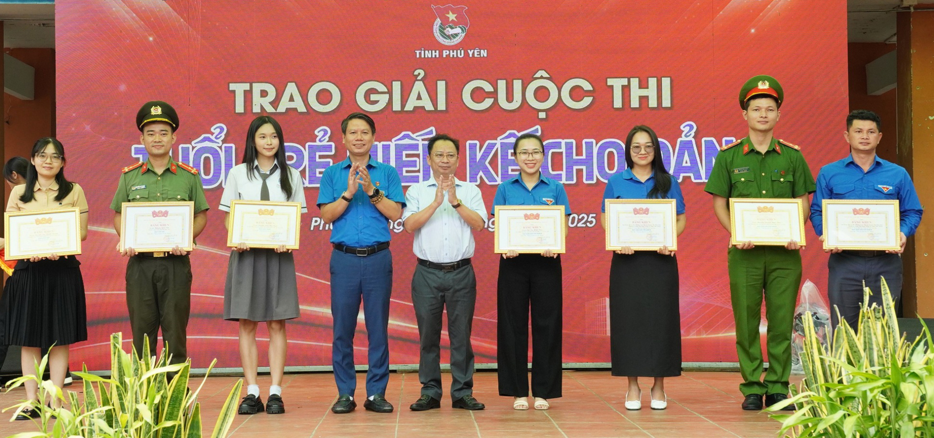 Leaders of the Provincial Party Committee's Propaganda and Mass Mobilization Department and the Provincial Youth Union presented awards to the contestants. Photo: KHÁNH HÀ