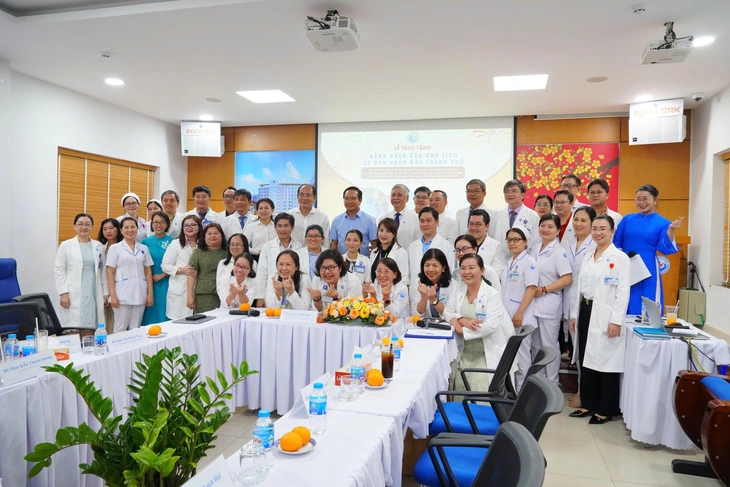 Chủ tịch UBND TP.HCM trao bằng khen đột xuất 2 bệnh viện thông tim bào thai cho sản phụ Singapore - Ảnh 1.