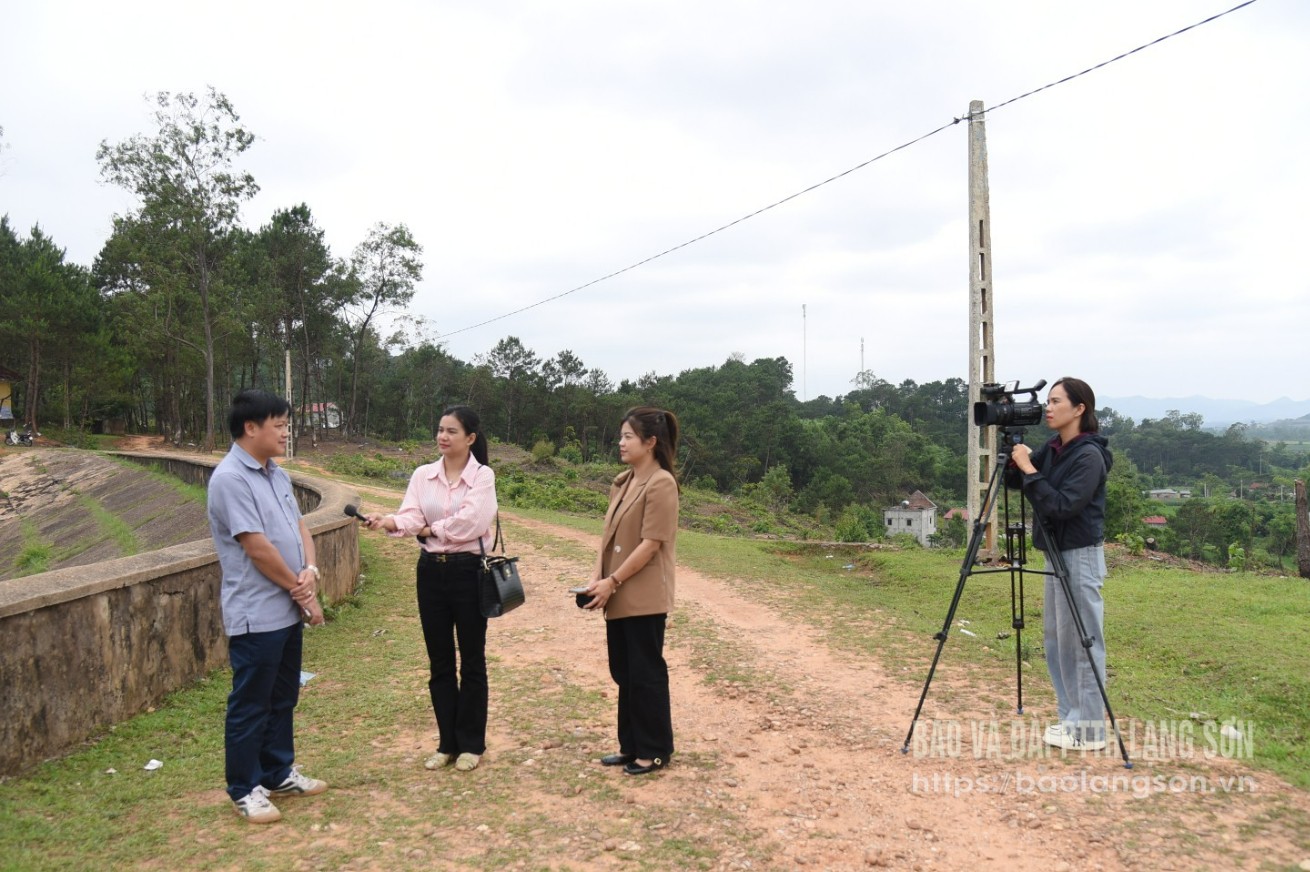 Reporteros del periódico Lang Son y de la estación de radio y televisión trabajando en la comuna de San Vien, distrito de Loc Binh