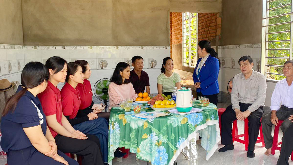 Hội Liên hiệp Phụ nữ tỉnh Lâm Đồng tổ chức bàn giao Mái ấm tình thương cho hội viên trên địa bàn thị trấn Cát Tiên