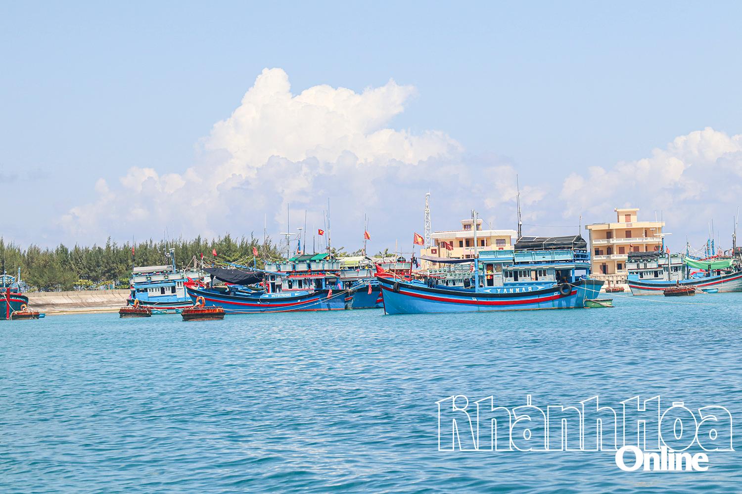 The Da Tay Island dock is a solid fulcrum for fishermen to go out to sea. Photo: VAN KY  