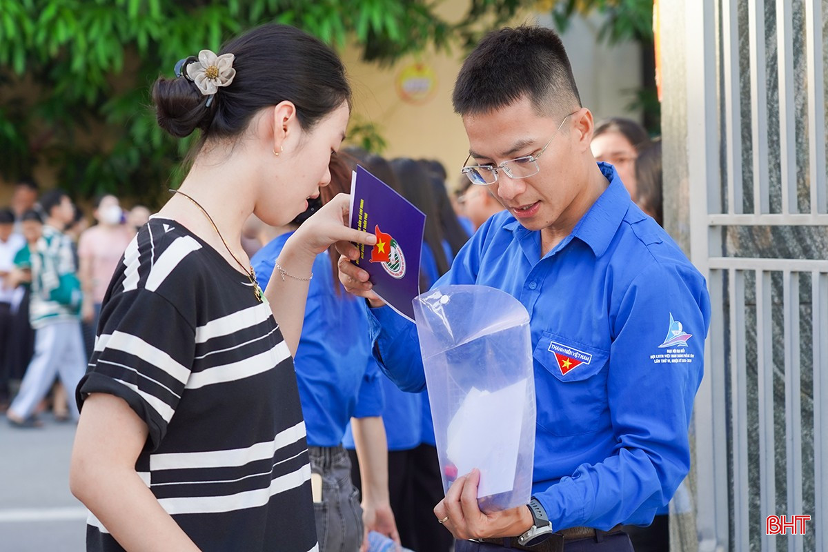 Kỳ thi năm nay diễn ra trong điều kiện thời tiết nắng nóng, nhưng sự hỗ trợ nhiệt tình của các đội tình nguyện, của phụ huynh, các lực lượng làm nhiệm vụ thi, đã tạo tâm lý thoải mái cho các em khi bước vào trường thi.