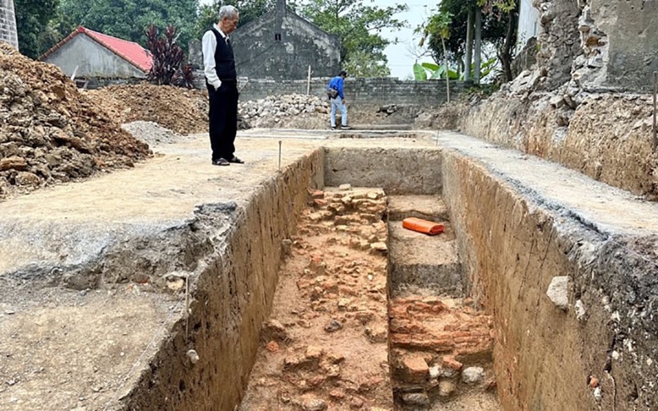 Concesión de permiso para excavaciones arqueológicas en el sitio de la muralla de la ciudadela de Den, provincia de Ninh Binh
