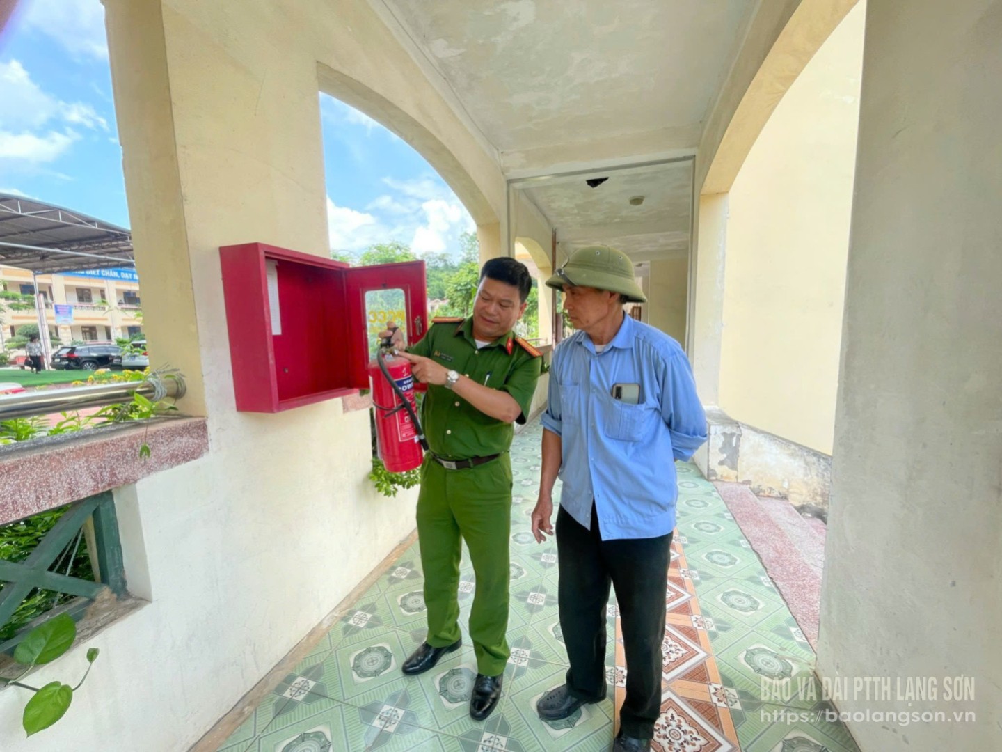 Cán bộ Phòng Cảnh sát Phòng cháy chữa cháy và cứu nạn cứu hộ kiểm tra bình chữa cháy tại điểm thi Trường THPT Hoàng Văn Thụ, thành phố Lạng Sơn 