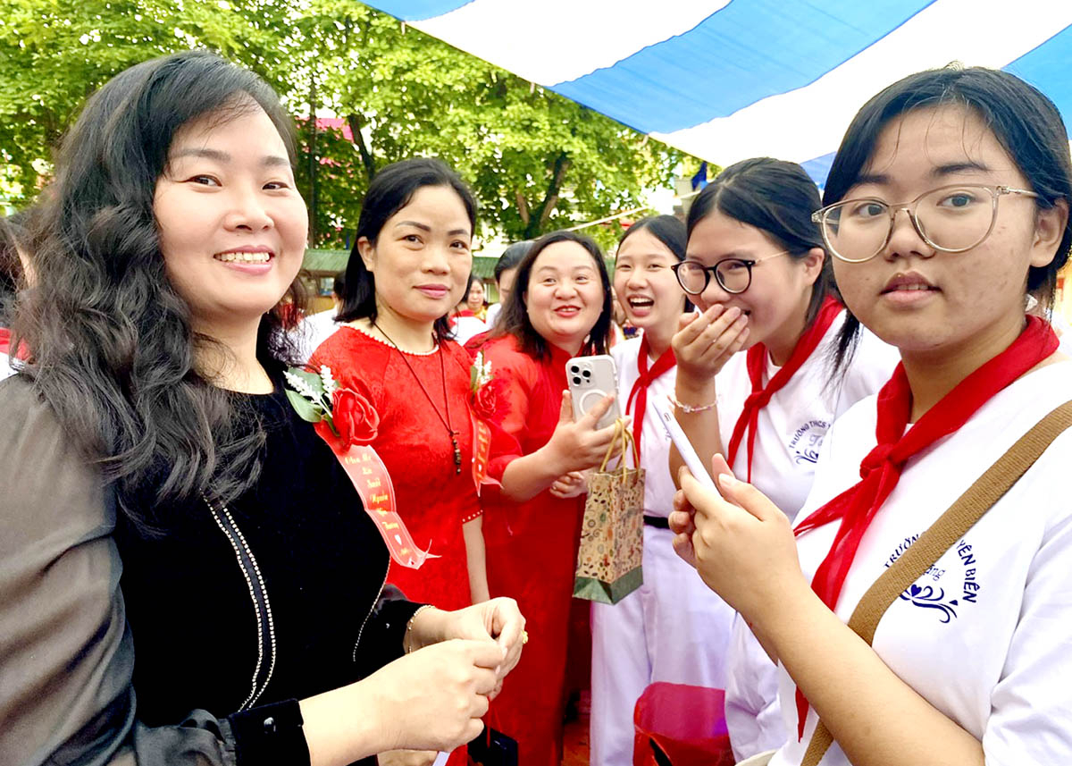 Sự quan tâm, động viên, chia sẻ của phụ huynh sẽ góp phần giúp học sinh vượt qua áp lực mùa thi. 						     Ảnh: PHÙNG NGUYÊN
