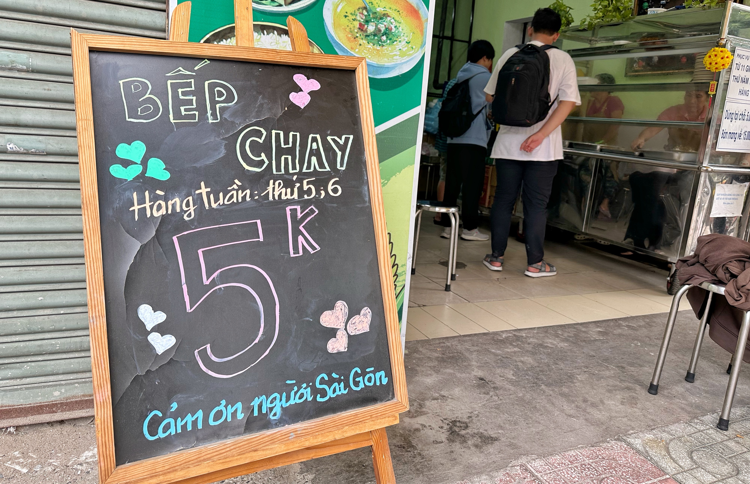 Độc lạ quán chay TP.HCM: Chủ quán bán giá 'gì kỳ', 1 - 2 tiếng hết sạch - Ảnh 8.