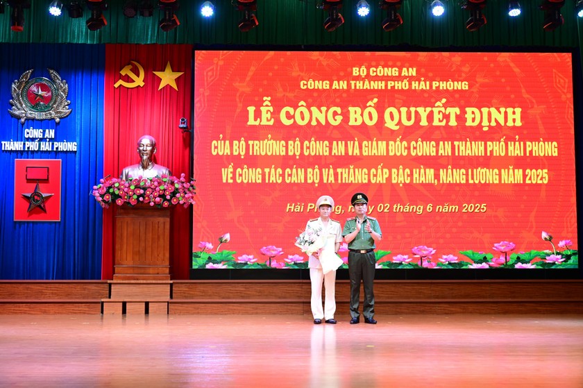 Thiếu tướng Vũ Thanh Chương, Giám đốc Công an TP trao Quyết định thăng cấp bậc hàm cho Đại tá Đỗ Văn Điệp, Phó Giám đốc Công an TP.