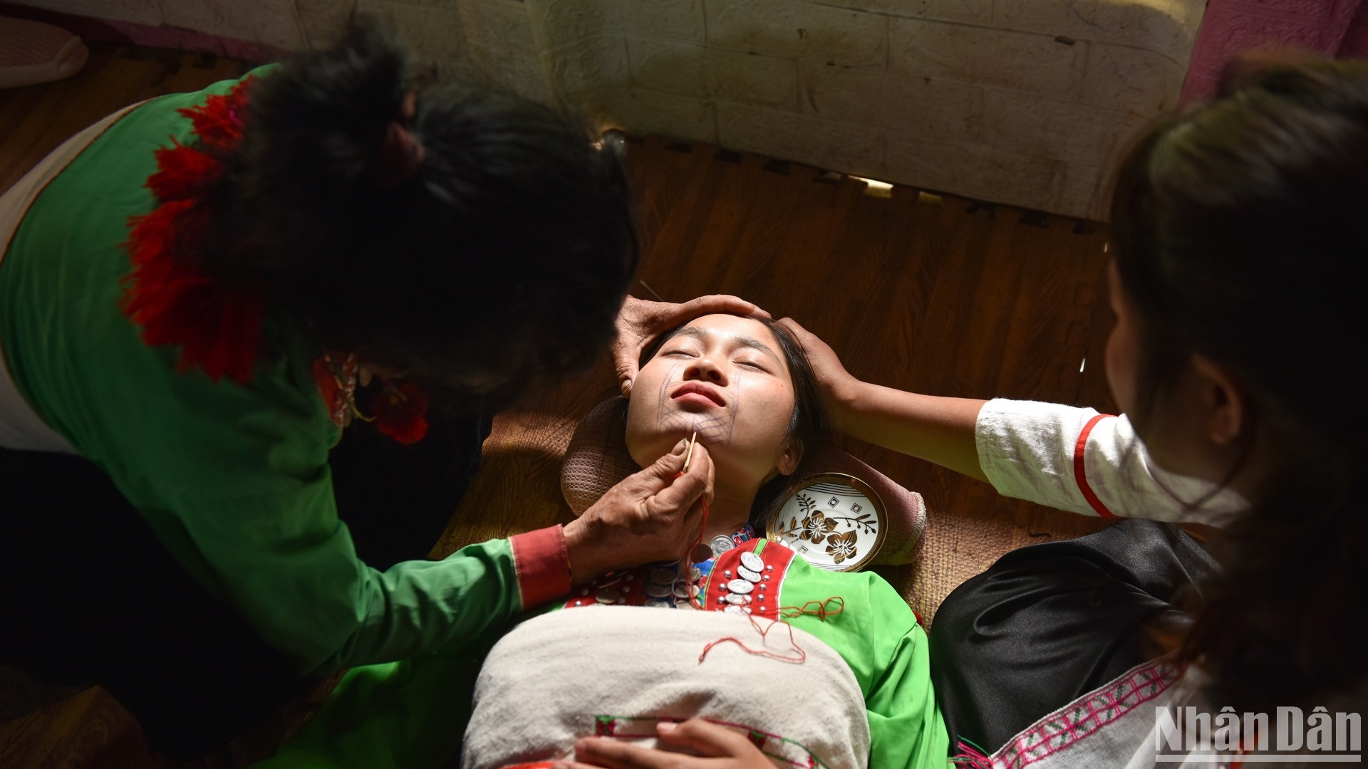 Theo quan niệm của người Mảng, xăm cằm là nghi thức đánh dấu tuổi trưởng thành. (Ảnh: VŨ LINH)