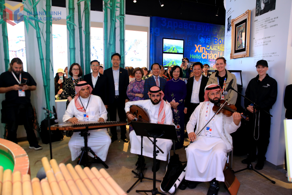 Артисты из выставочных залов выступают на выставке Quang Ninh EXPO Week 2025