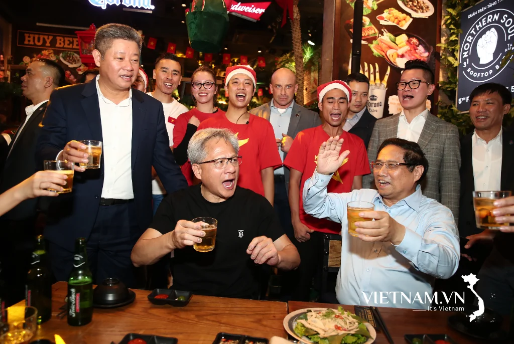 2025_THUMP_PHOTO_4661_0fbafd78acb94ce0a47bfc6cbeda734e_thu-tuong-pham-minh-chinh-va-ceo-nvidia-thanh-thoi-dao-pho-dem-uong-bia-ha-noi.webp
