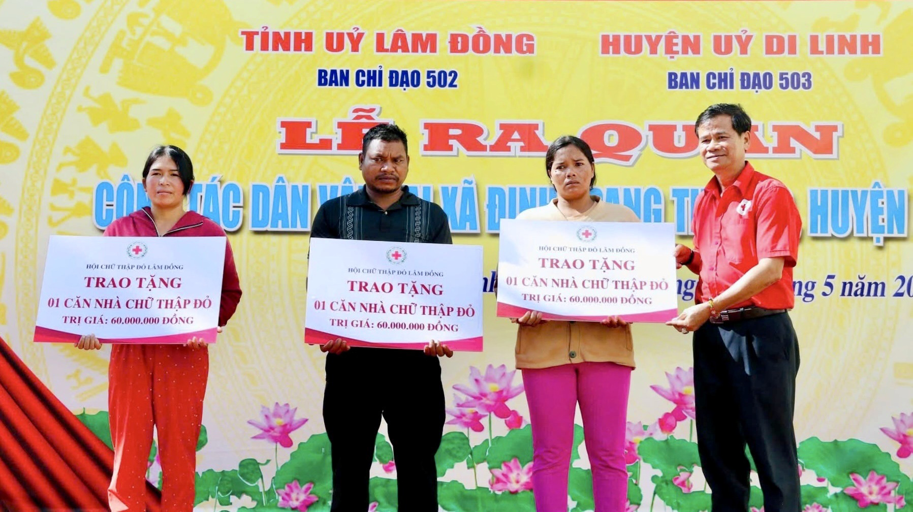 Ông Nguyễn Quang Minh - Chủ tịch Hội CTĐ tỉnh Lâm Đồng trao tài trợ xây nhà tình thương 
cho người dân khó khăn