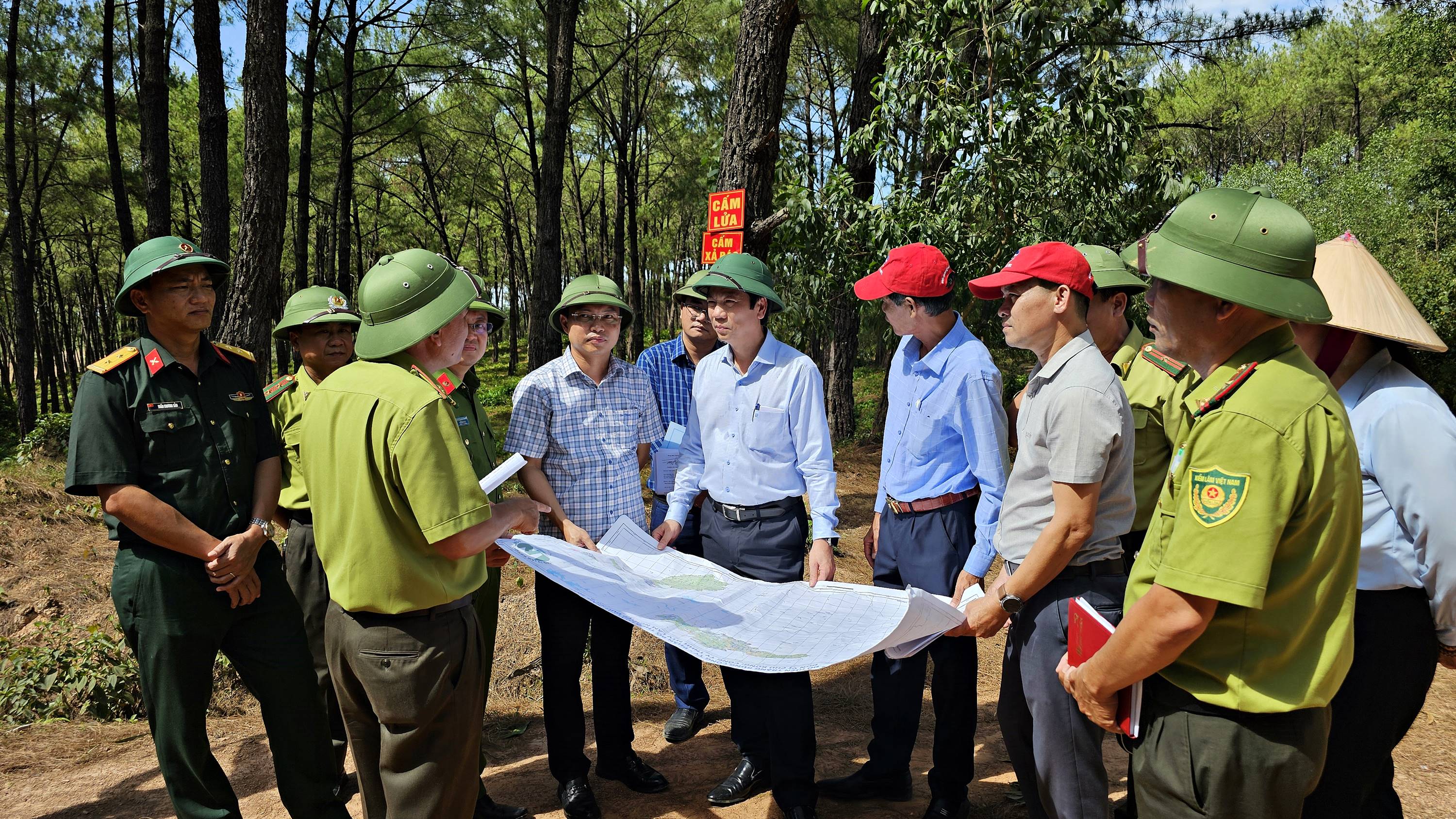 Le président par intérim du Comité populaire provincial, Hoang Nam, inspecte les travaux de prévention et de lutte contre les incendies de forêt