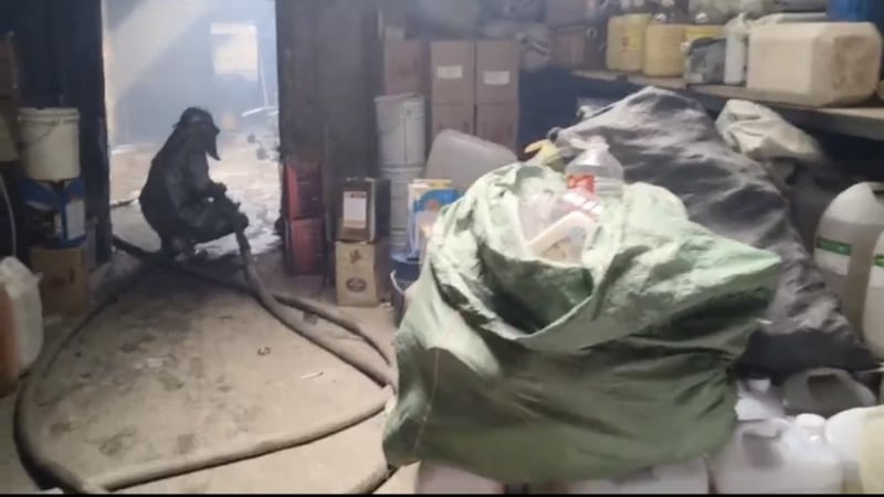 Khống chế vụ cháy tại xưởng gia công đồ gỗ ở xã Liên Hà, huyện Đông Anh -1