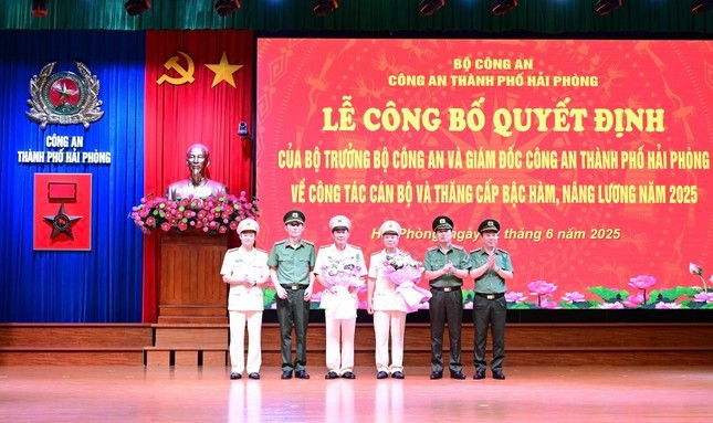 Ban Giám đốc Công an Hải Phòng chụp ảnh lưu niệm với 2 Phó Giám đốc Công an thành phố nhận quyết định nghỉ hưu.
