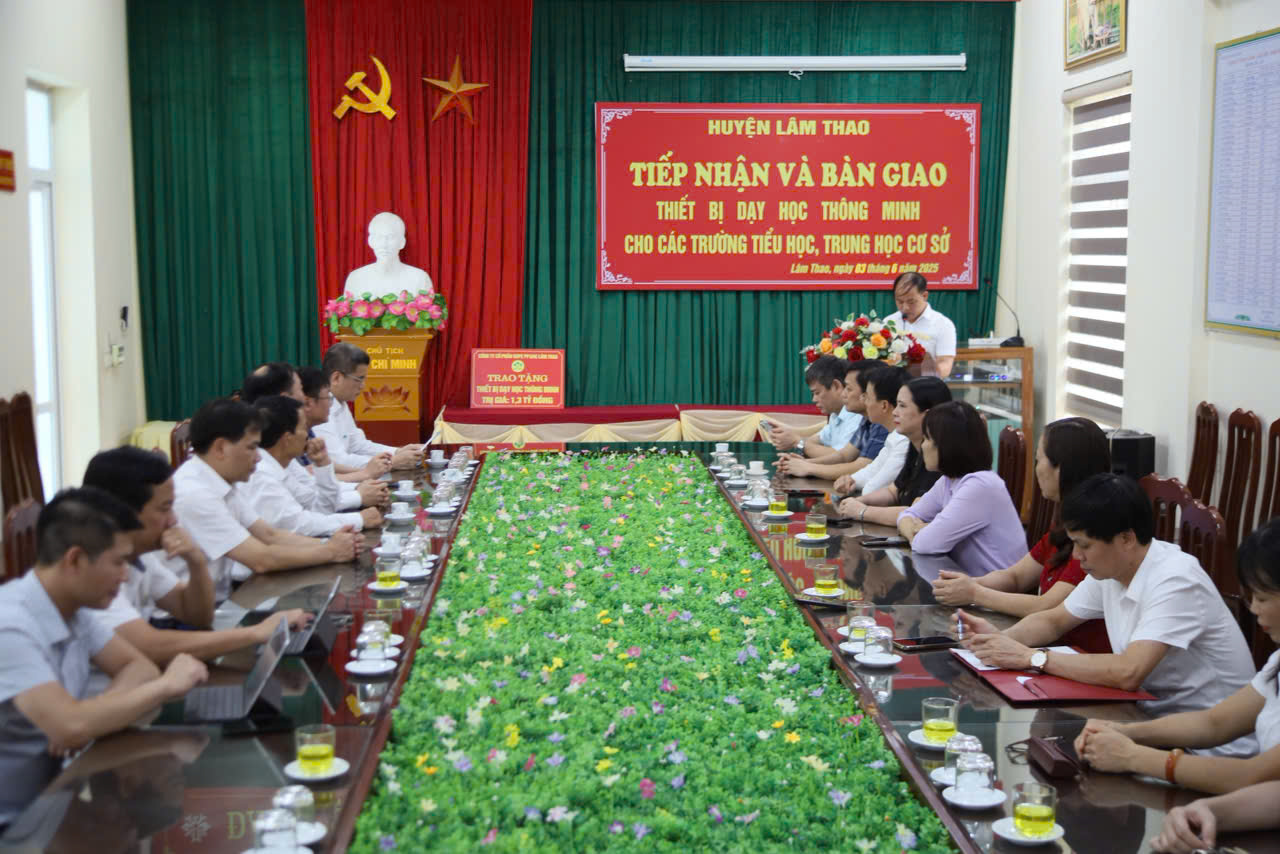 Lam Thao Super Phosphate and Chemical Joint Stock Company: Handing over smart teaching equipment