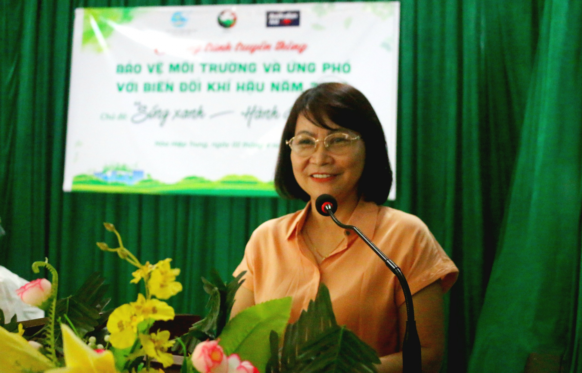 Trưởng đại diện Tổ chức APHEDA tại Việt Nam Hoàng Thị Lệ Hằng mong muốn người dân địa phương nâng cao nhận thức, thay đổi hành vi hơn nữa để chung tay bảo vệ môi trường. Ảnh: NGỌC QUỲNH