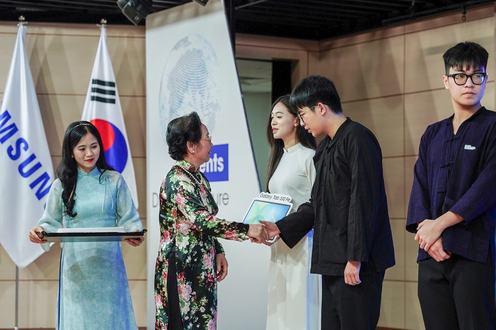 Gần 200 học sinh, giáo viên tài năng của Thái Nguyên nhận hỗ trợ xã hội hoá - 1