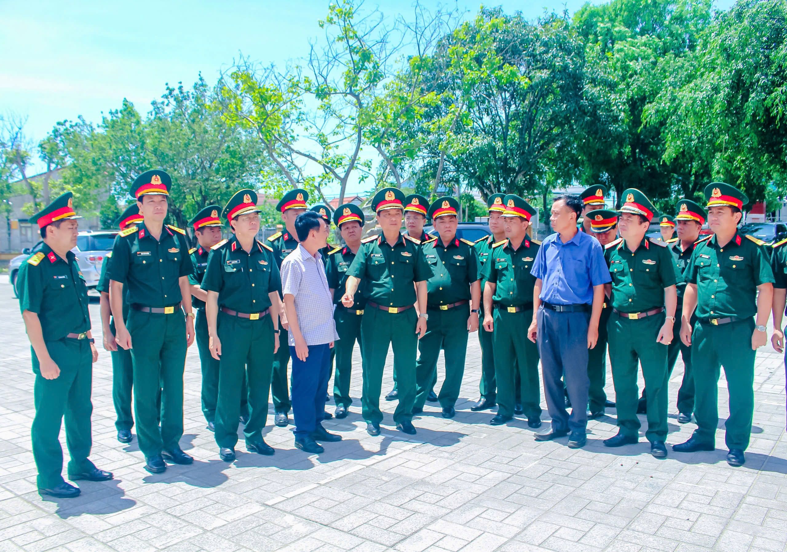 La région militaire 4 inspecte les préparatifs de l'organisation militaire locale à Quang Binh et Quang Tri