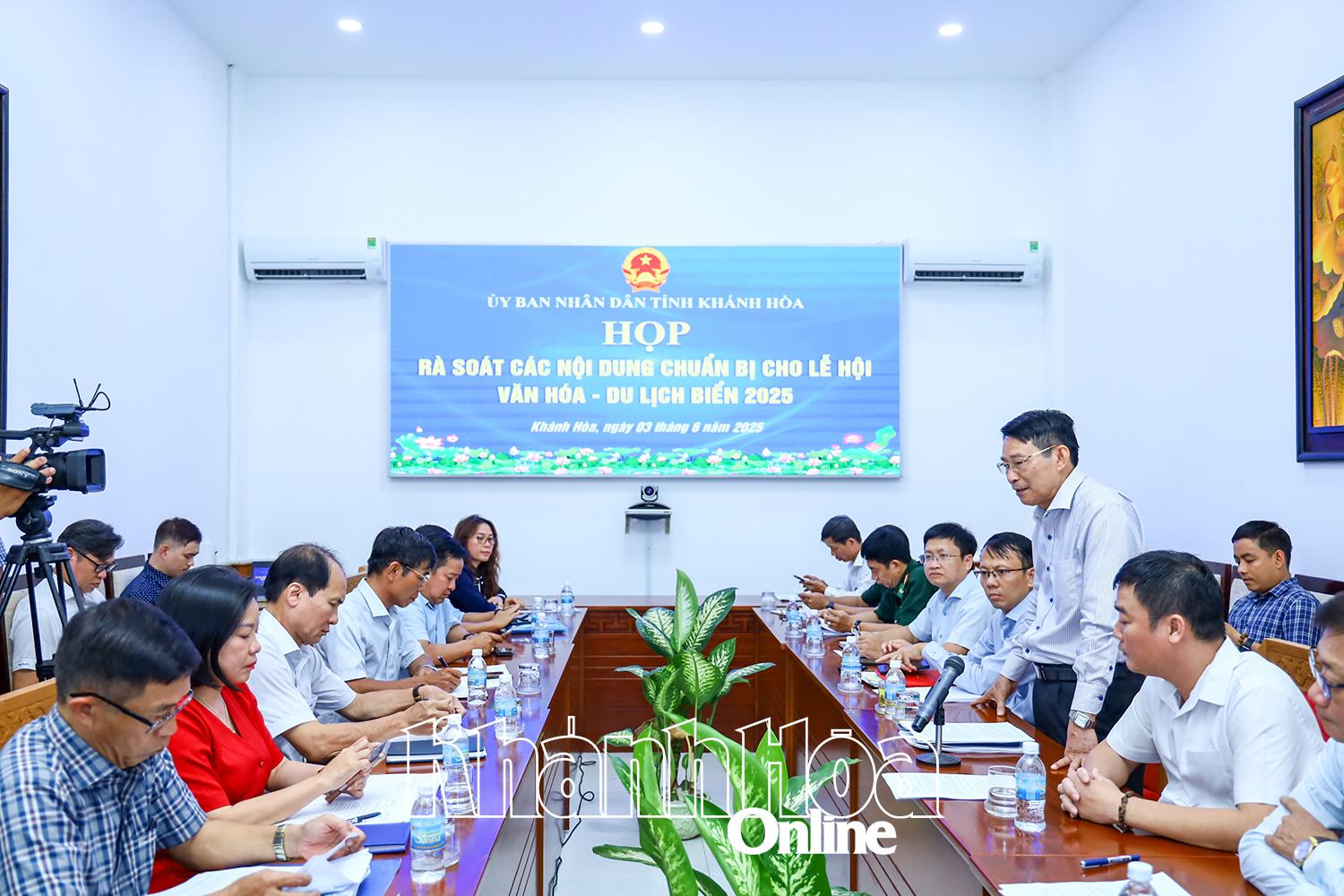 นาย Dinh Van Thieu พูดในที่ประชุม