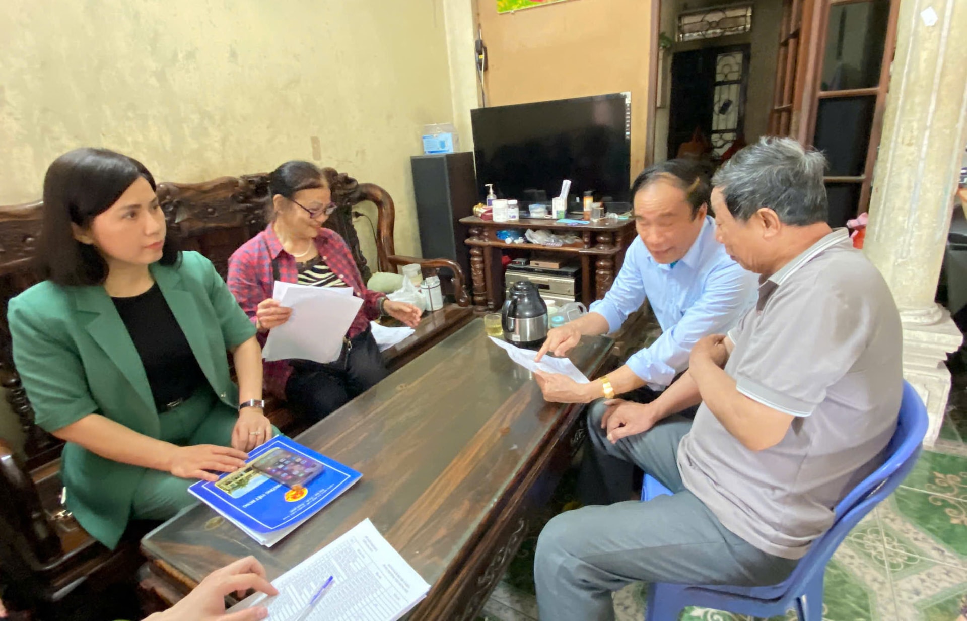 គណៈកម្មាធិការប្រជាជន-នៃ-វៀតណាម-ហុង-វួដ-ឡុង-បៀន-ក្វាន-ប្រមូល-មតិ-ពី-ប្រជាជន-អំពី-ផែនការ-រៀបចំ-សហគមន៍-រដ្ឋបាល-អង្គភាព។-អាន-ហា-វូ.jpg