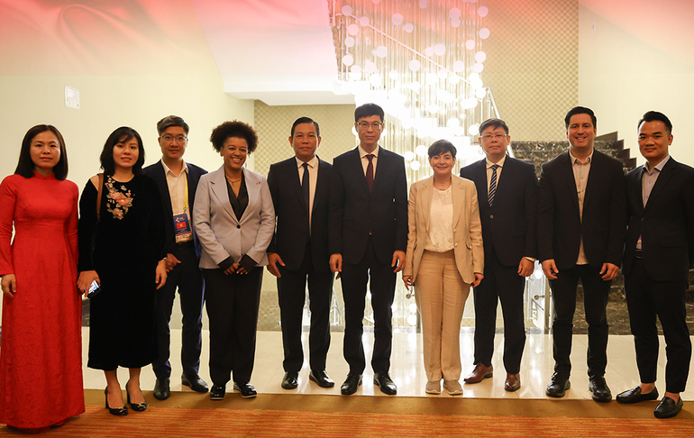 pho-tong-thong-bo-truong-khcn-gabriela-jimenez-thu-tu-tu-phai-sang-cung-doan-dai-bieu-bo-khcn.png