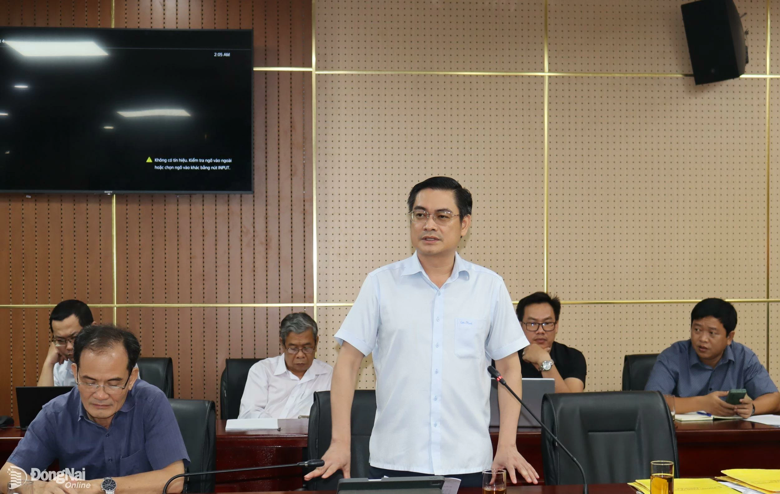 El subdirector del Departamento de Agricultura y Medio Ambiente, Tran Trong Toan, informó sobre algunos temas relacionados con la explotación minera. Foto: Hoang Loc