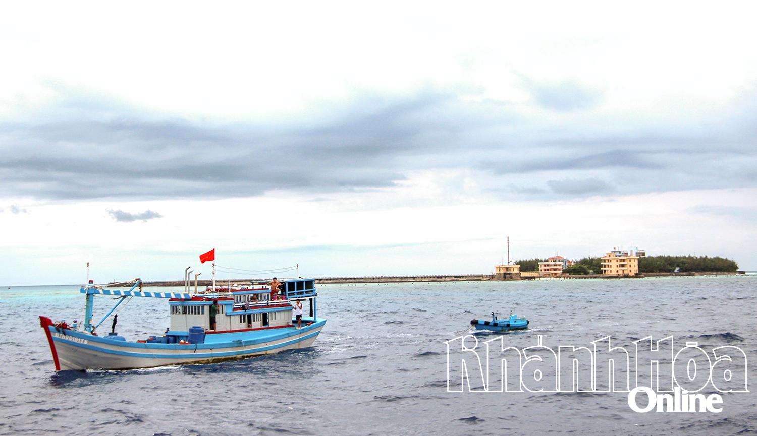 After refueling and resupplying, the fishermen's boats left the Da Tay island port to continue sailing.