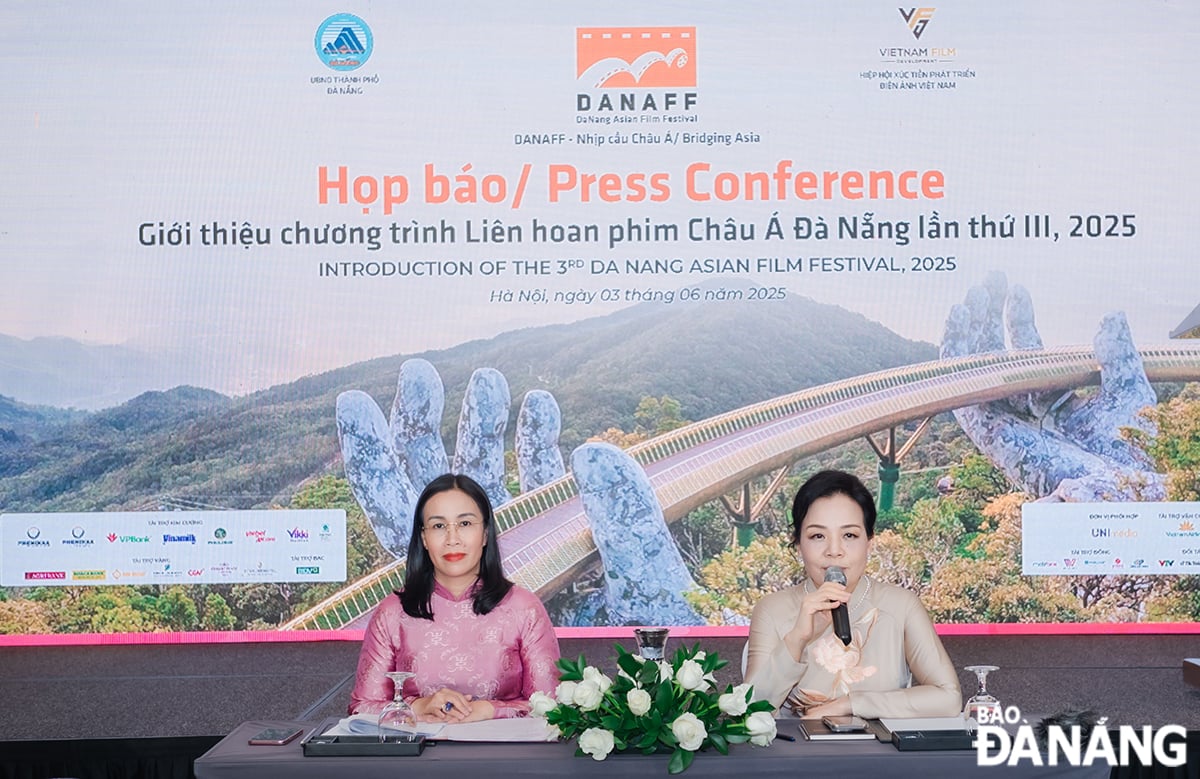 Phó Chủ tịch UBND thành phố Nguyễn Thị Anh Thi (bên trái) và Giám đốc Hiệp hội Xúc tiến phát triển điện ảnh Việt Nam Ngô Phương Lan (bên phải) trả lời câu hỏi của phóng viên tại buổi họp báo.