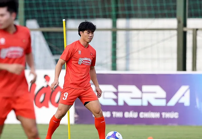 Cong Phuong លា​ជម្រើស​ជាតិ​វៀតណាម គ្រូ Kim Sang-sik ឈឺ​ក្បាល​ទៀត​ហើយ រូបថត ១