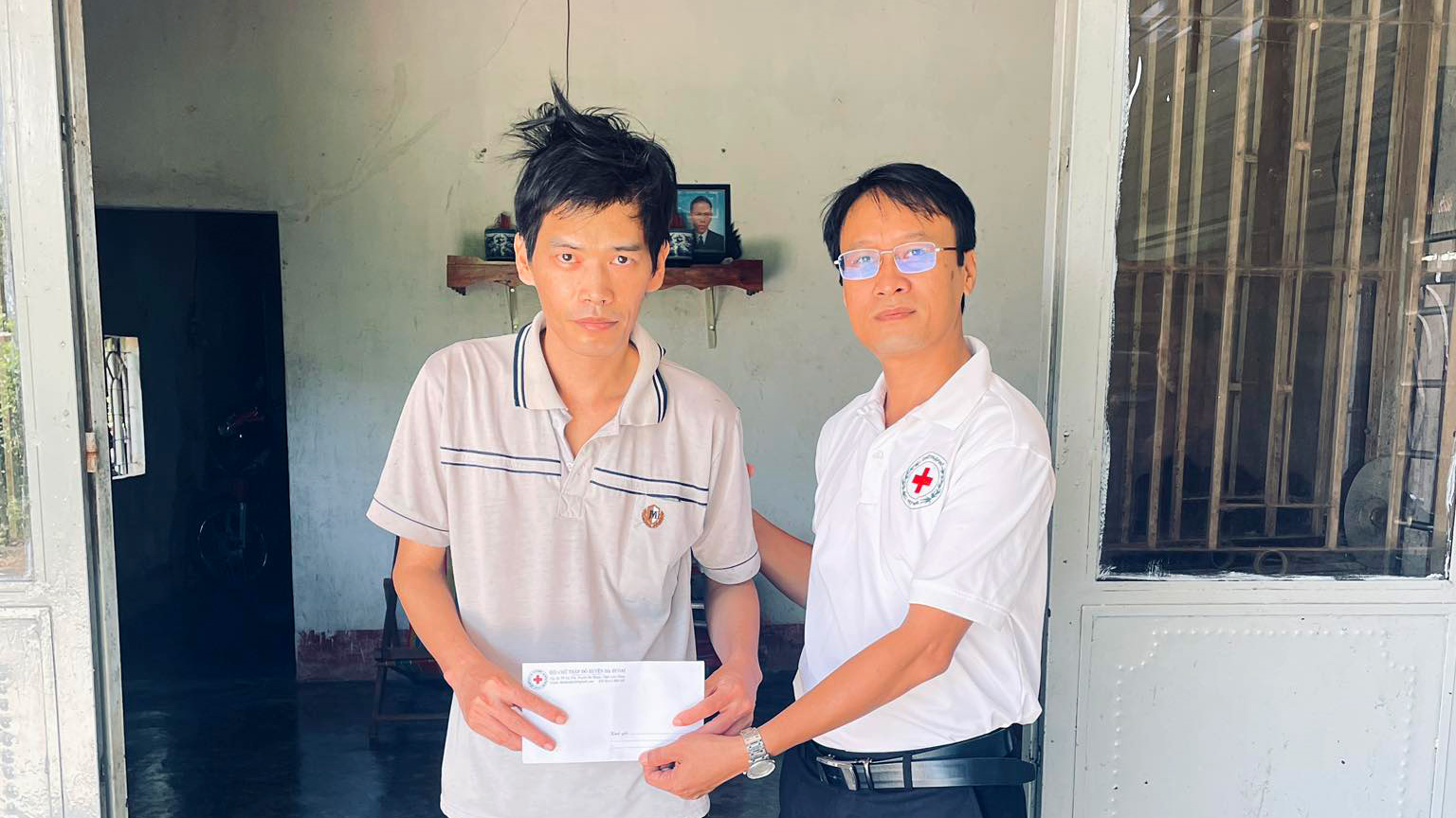 Đại diện Hội Chữ thập đỏ huyện Đạ Huoai trao tiền hỗ trợ các địa chỉ nhân đạo đặc biệt khó khăn trên địa bàn