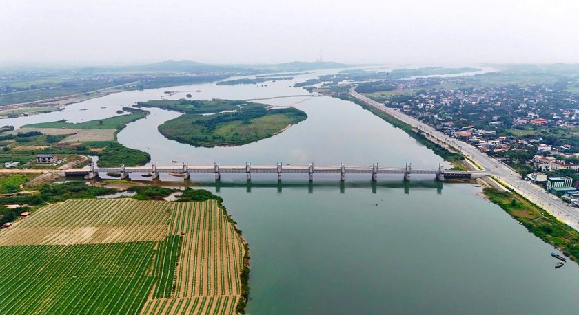 Dự án Đập dâng hạ lưu sông Trà Khúc đang được thi công.