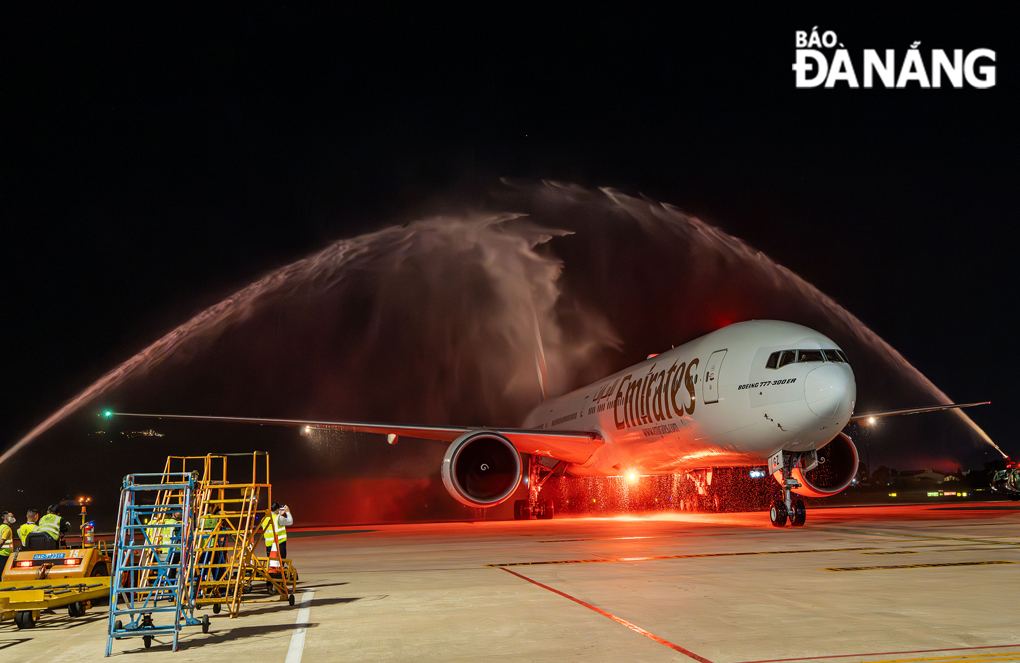 ជើងហោះហើរ Emirates ស្វាគមន៍ដោយកាណុងបាញ់ទឹក។