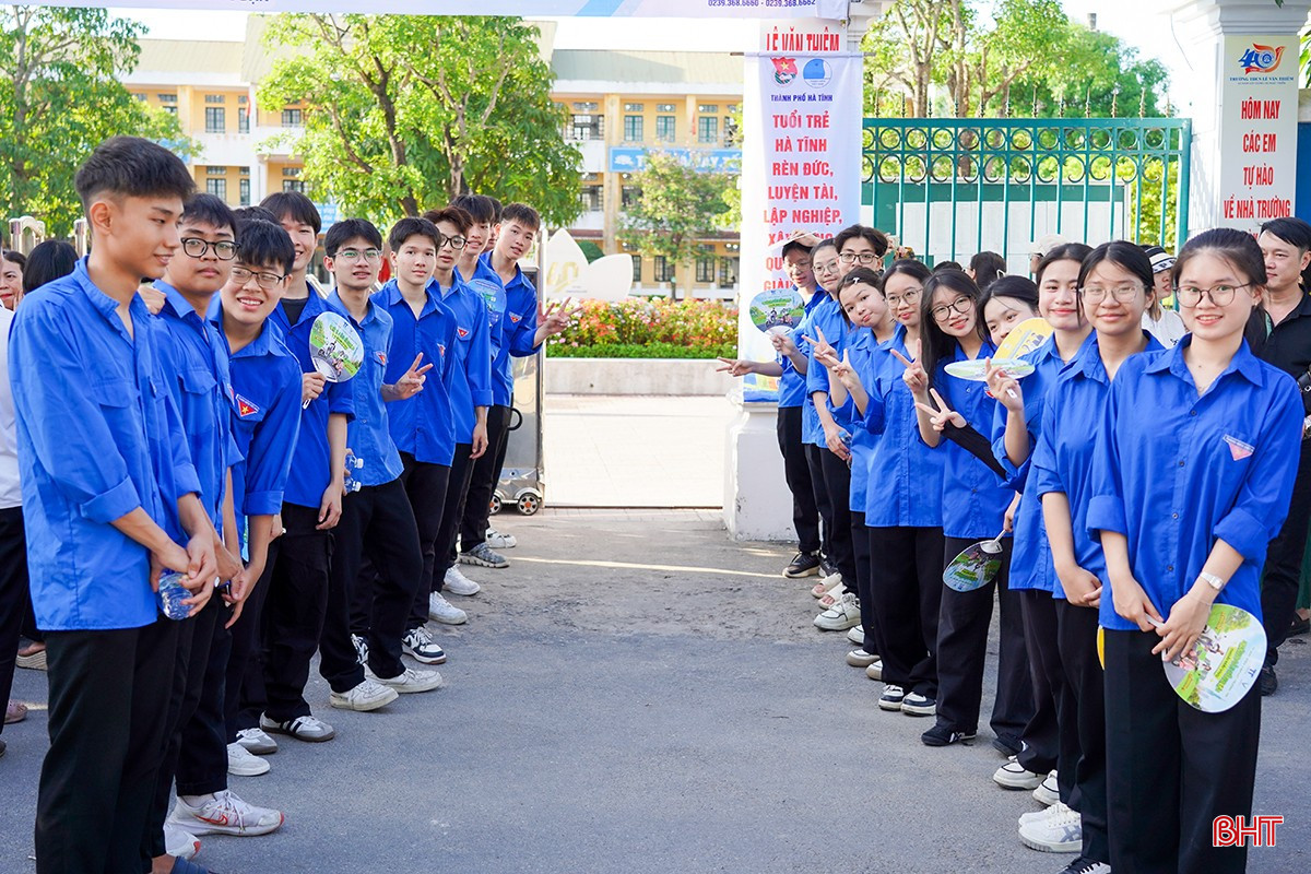 Bên cạnh sự đồng hành của phụ huynh, lực lượng đoàn viên thanh niên...