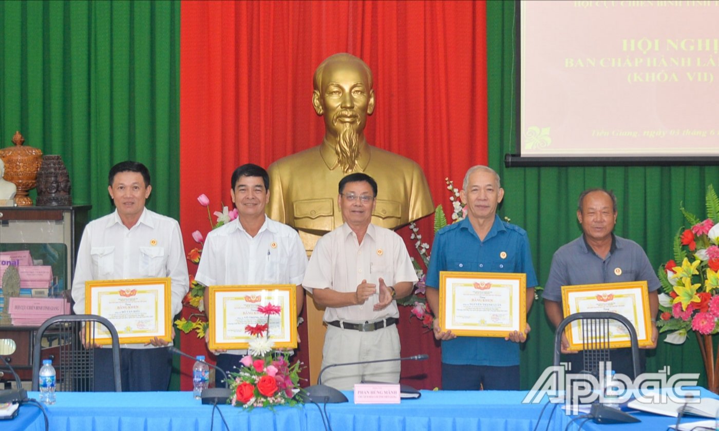 លោកវរសេនីយ៍ឯក Phan Hung Manh ប្រគល់ប័ណ្ណសរសើរដល់បុគ្គល។