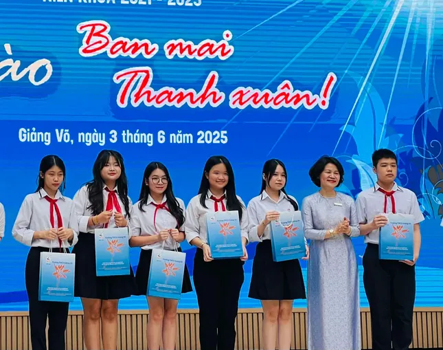 នាយកសាលាដាស់តឿនសិស្សឱ្យស្រឡាញ់ និងរស់នៅប្រកបដោយការទទួលខុសត្រូវ រូបថត ៣