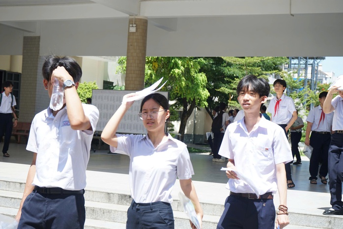 Đà Nẵng: Đề thi toán vào lớp 10 bất ngờ không có câu Vi-et, thí sinh ngỡ ngàng  - Ảnh 2.
