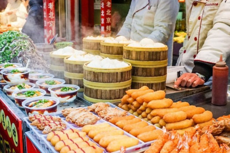 ផ្លូវអាហារដ៏ល្បីបំផុតទាំង 7 នៅទីក្រុងប៉េកាំង ដើម្បីទទួលយកបទពិសោធន៍នៃម្ហូបក្នុងស្រុក និងវប្បធម៌