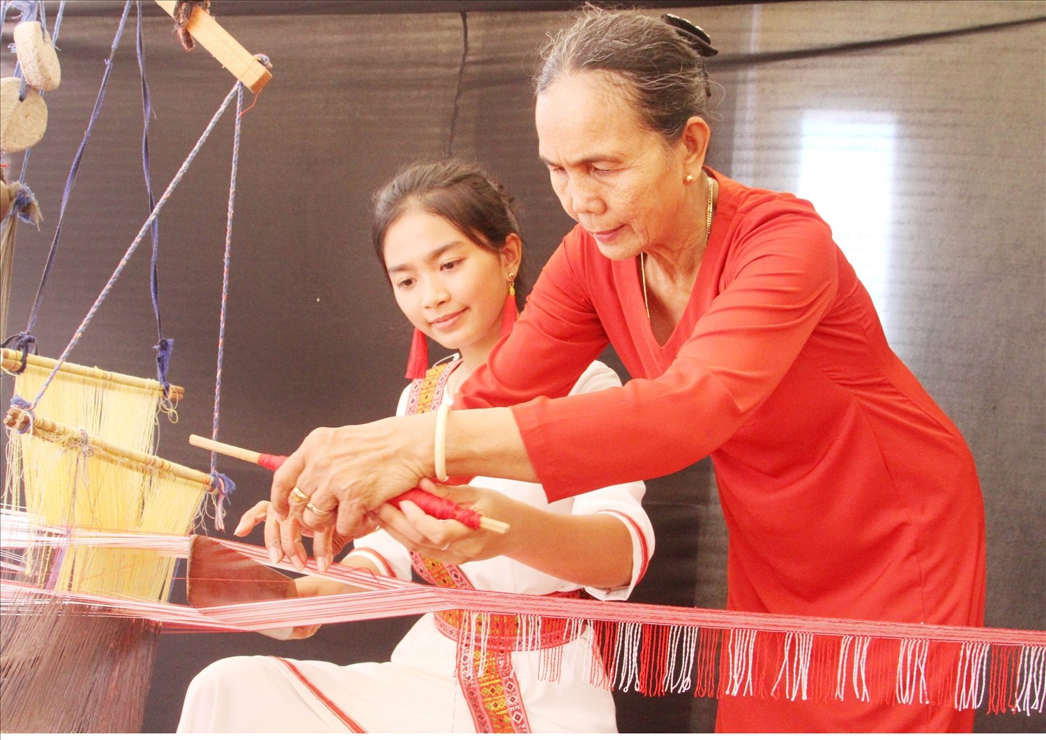 លំនាំនិទានរឿង - ដំណើរនៃការអភិរក្សបេតិកភណ្ឌសិប្បករ Dat Thi Nam