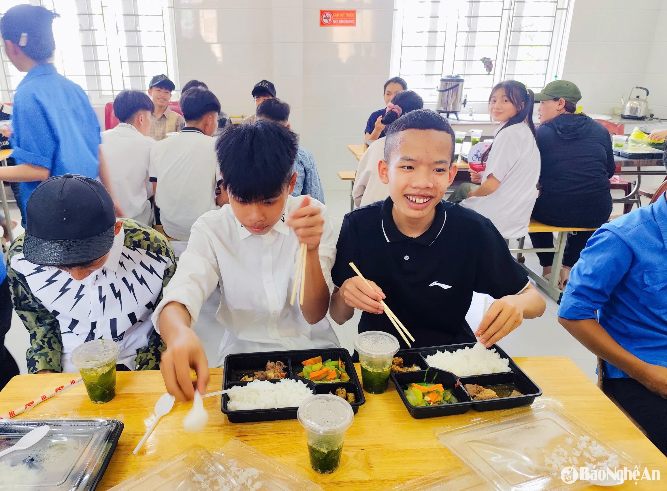 Ngay từ sáng sớm, các tình nguyện viên đã đi chợ, chăm chút tỉ mỉ từ khâu chọn nguyên liệu, nấu ăn, đóng hộp với tâm niệm đảm bảo 2 tiêu chí: dinh dưỡng và vệ sinh an toàn thực phẩm. Ảnh: Huyện đoàn Thanh Chương