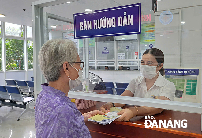 BHXH khu vực XXII chủ động thông tin, tuyên truyền đến người dân về thời điểm ngừng cấp thẻ BHYT giấy và các phương thức sử dụng BHYT điện tử. Trong ảnh: Bác sĩ Bệnh viện Phụ sản - Nhi Đà Nẵng thăm khám và tư vấn sức khỏe cho bệnh nhi. Ảnh: LÊ HÙNG