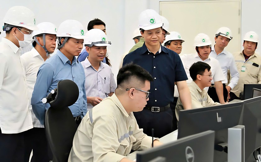 Các lãnh đạo thăm quan phòng điều hành của Nhà máy điện rác Thăng Long - Bắc Ninh(ảnh Báo Bắc Ninh)