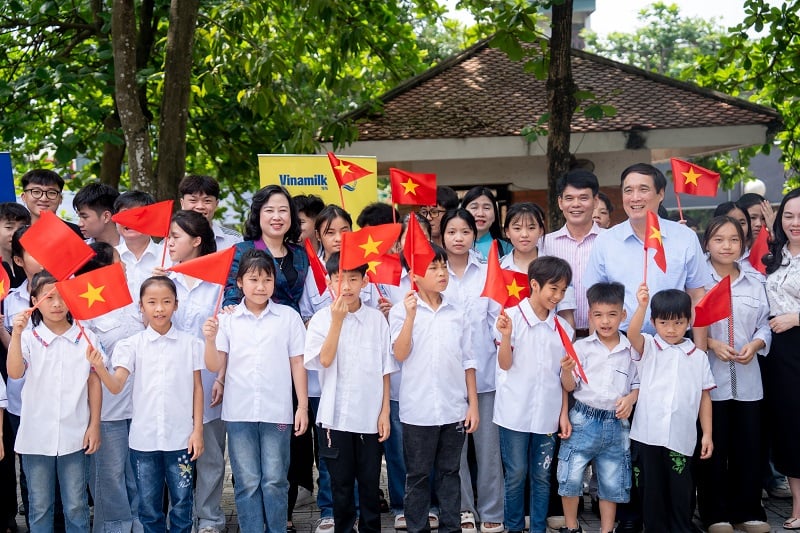 Gần 70.000 hộp sữa được trao tặng trẻ em khó khăn, khởi đầu “Tháng của trẻ em” đầy ý nghĩa