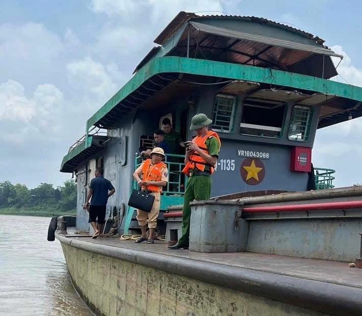 Lực lượng Công an tỉnh Tuyên Quang kiểm tra các tàu tại khu vực sông Lô. Ảnh: Lê Hanh
