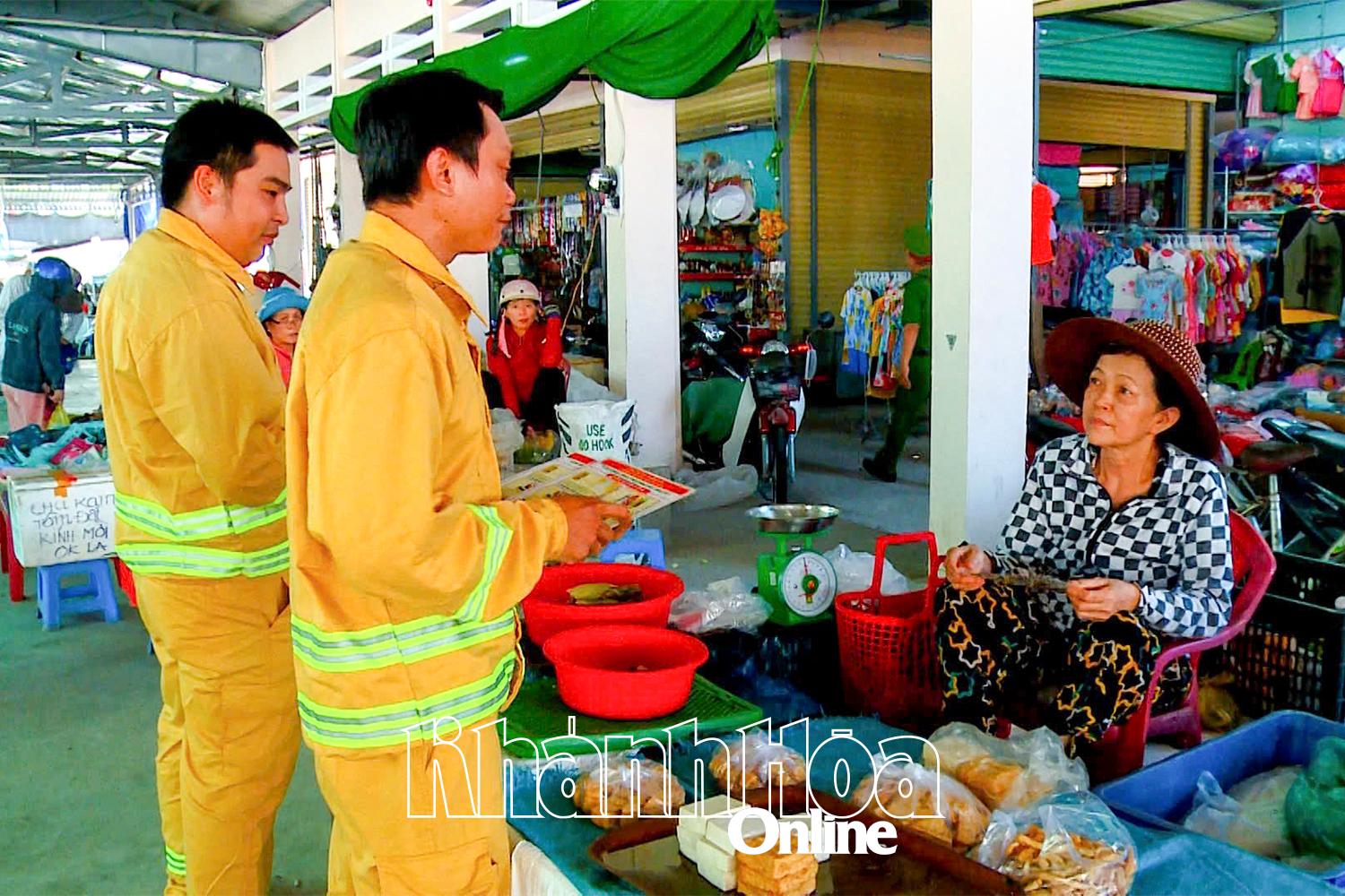 The Fire Prevention and Fighting Team of Dien An commune distributed leaflets to raise awareness of fire prevention and fighting for small traders at the market.