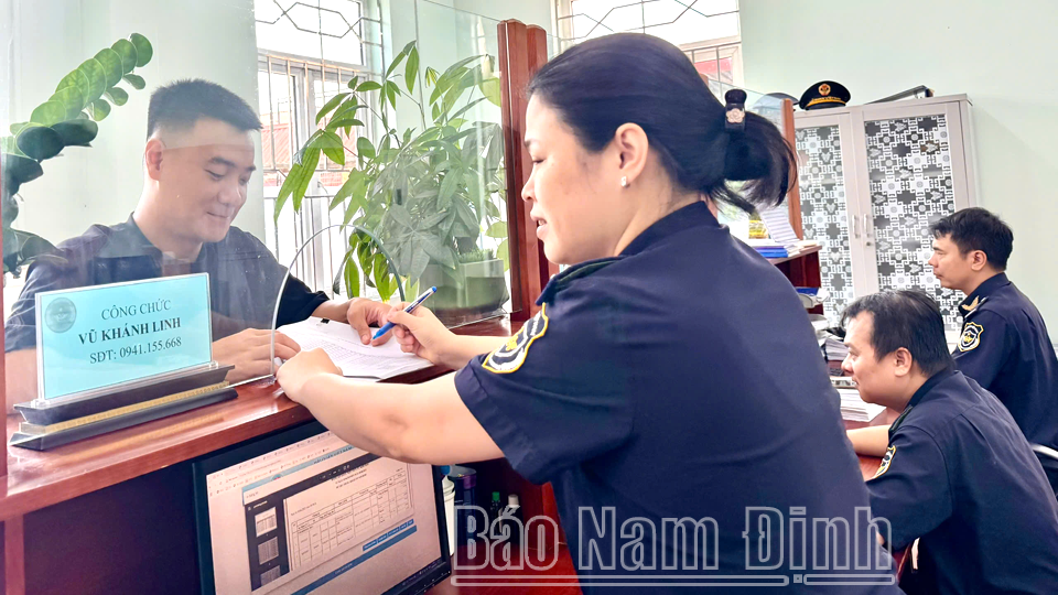 Công chức Hải quan Nam Định hướng dẫn doanh nghiệp làm thủ tục hải quan.
