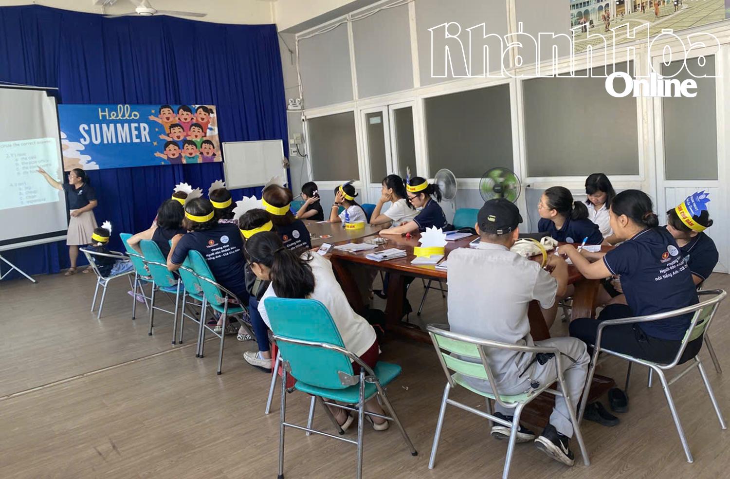 Một buổi học lý thuyết của các thành viên Câu Lạc bộ tiếng Anh chợ Đầm
