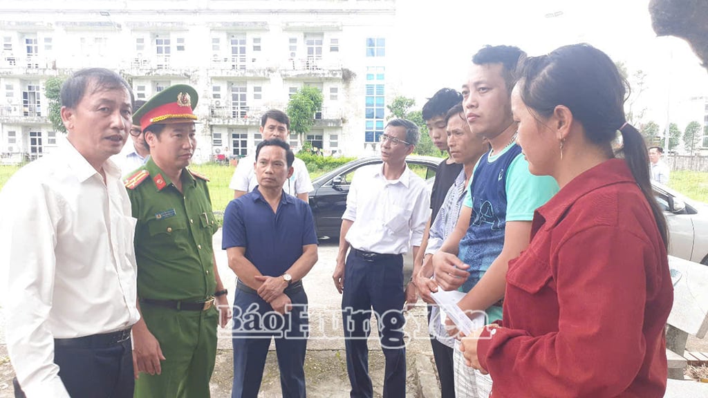 Phó Chủ tịch  UBND tỉnh Nguyễn Hùng Nam động viên, chia buồn với thân nhân các nạn nhân vụ cháy ở Văn Lâm ngày 28/6