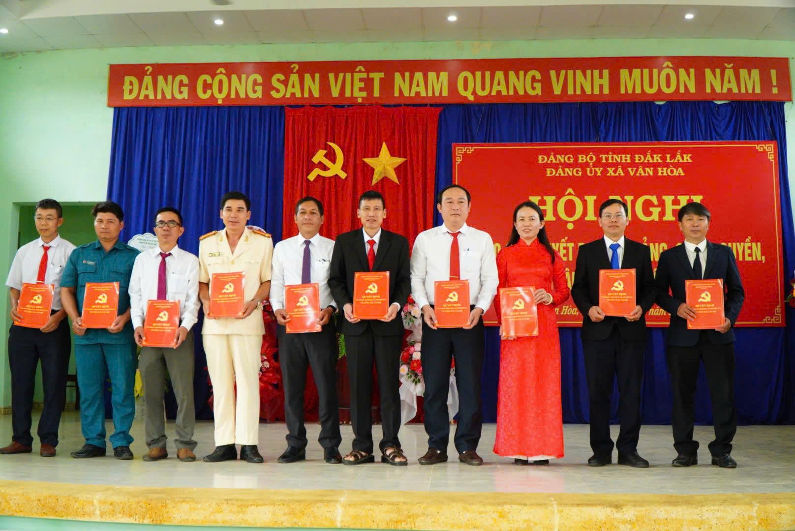 Công cố các quyết định chỉ định HĐND, UBND, MTTQ xã Vân Hòa. Ảnh: NGÔ NHẬT