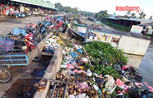 Rác thải bủa vây kênh Cái Nhúc đoạn chợ Vị Thanh
